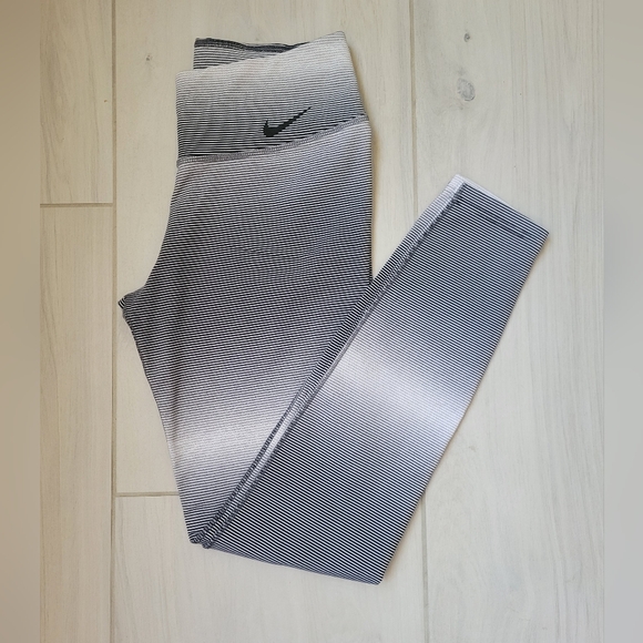 Nike Leggings Size Medium Gray, Black & White NWOT Rare - Picture 1 of 10